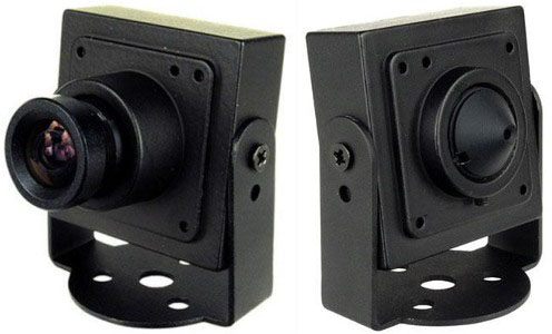 Видеокамеры "KPC-S20B" (слева) и "KPC-S20P4" (справа), стоящие на скобе для монтажа.